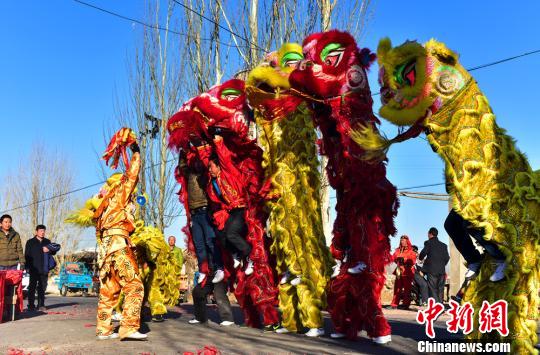 师永红 摄春节期间,甘肃酒泉拐坝桥村社火队表演闹新春.