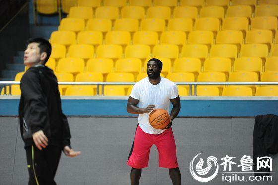 山东男篮杰特投篮训练
