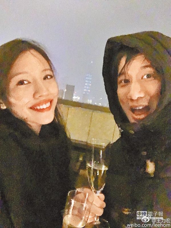 王力宏(右)与老婆李靓蕾举杯庆祝迎新年
