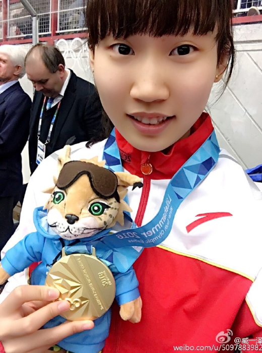 16岁中国短道小将夺金 韩选手先撞线却双双犯规