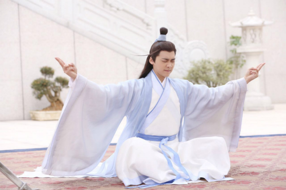 又帅又萌!李易峰《诛仙》剧组打坐发功揉汤圆