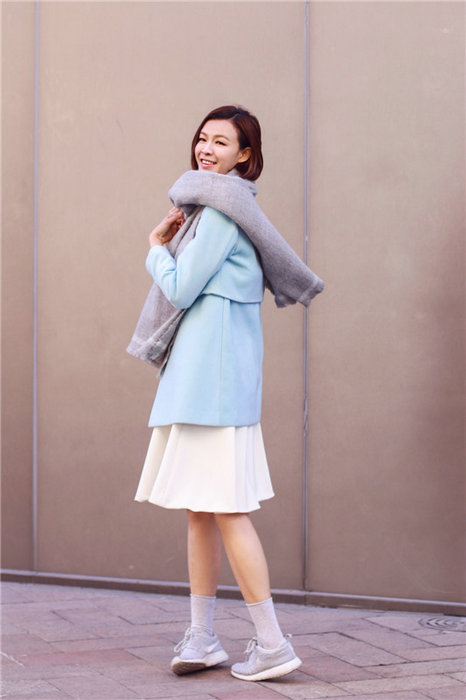 超模主持人李艾新街拍曝光 冬日穿搭有妙招