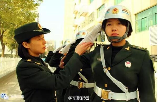 解放军女纠察:银盔白手套 平均身高1米7_凤凰网军事_凤凰网