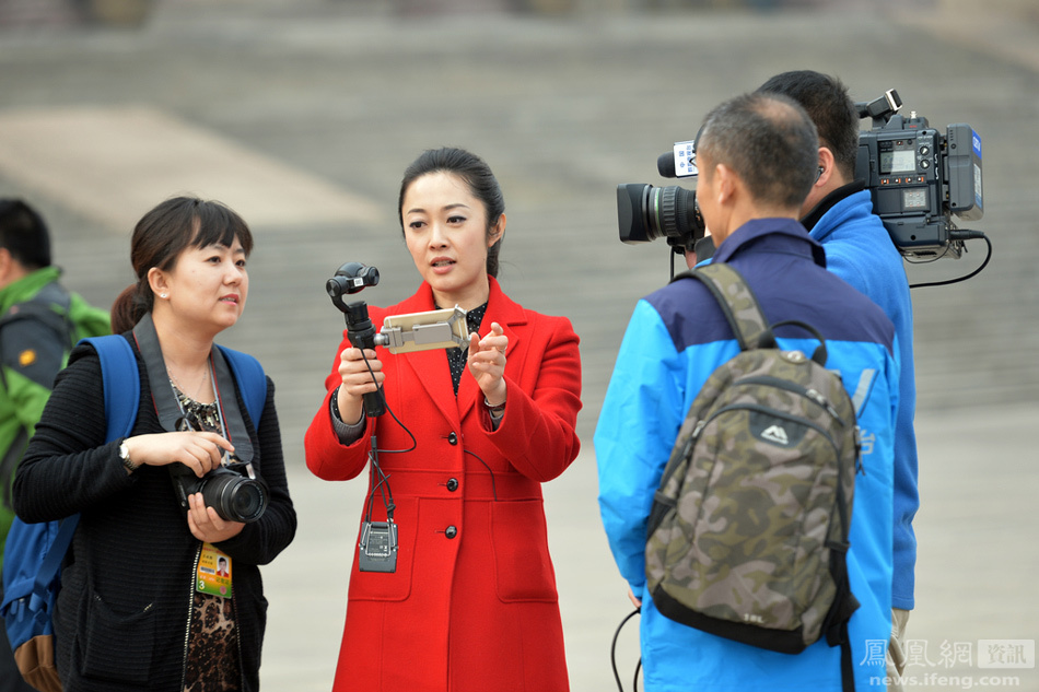 那些"抢镜"的美女记者 (1/8) 2016-03-04 06:24