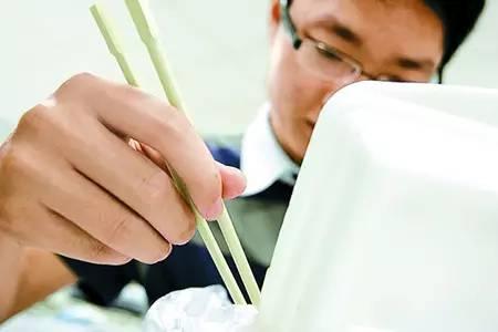 问:中国人拿筷子的姿势千姿百态到底什么样才是正确的呢?