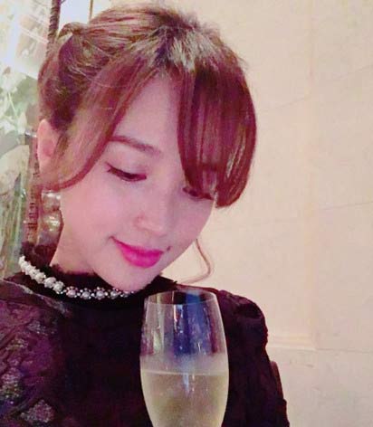 歌手金莎微博曬慶生美照 手舉酒杯心情頗好