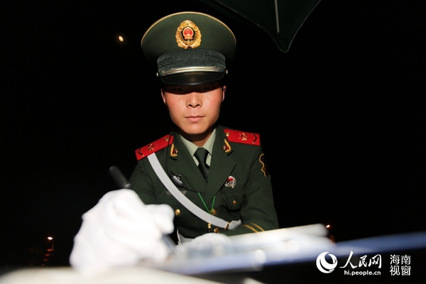 站岗期间,领班员周娃详细登记每个哨位的执勤情况.