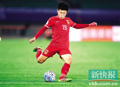 本场比赛,打进3球的姜宁是国足最大功臣. 新华社发