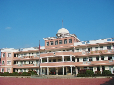 2007年建成的西林小学,用良好的硬件和服务吸引到了不少好老师,村里的