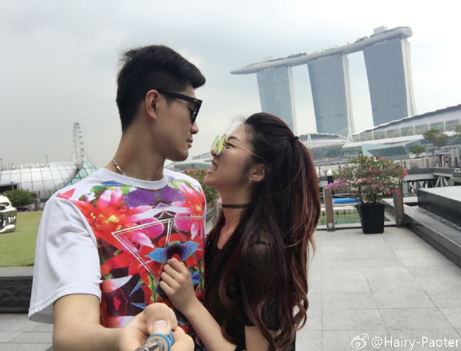 李跑穿短裙大秀长腿,引人侧目.