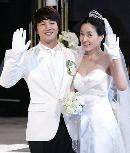 揭秘韩流鼻祖情史 安在旭娶小11岁娇妻
