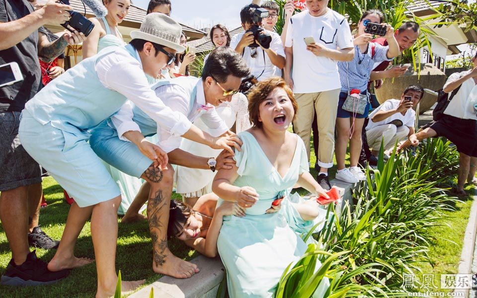 包贝尔婚礼上,柳岩作为伴娘,结果被韩庚,杜海涛等男星差点扔到水里