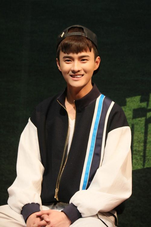 《旋风十一人》进校园 妹控王艺霖大秀球技