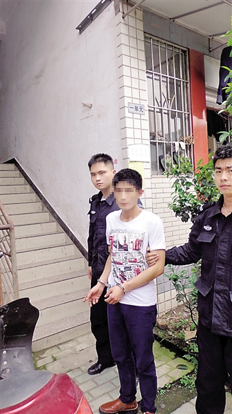 犯罪嫌疑人周翔指认现场.警方供图