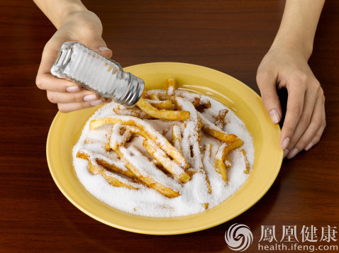每天吃多少盐才健康?大多数人都吃了两倍还多_凤凰健康