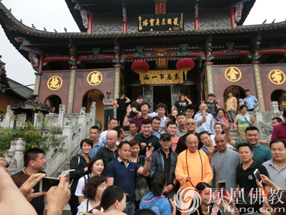 李連杰參訪中國首所華嚴大學九華山翠峰寺