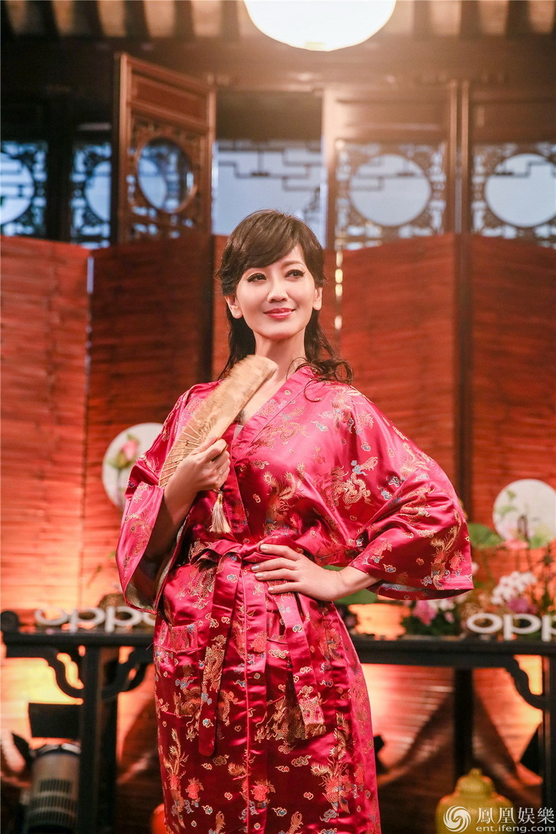 《我们来了》上演睡衣趴 赵雅芝刘嘉玲谢娜客厅走秀