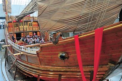 昨天,中国航海博物馆内,一群孩子们正在一艘明代"福船"上参观.