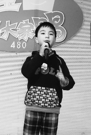 连彬尧在徐汇区枫林街道文化活动中心表演上海说唱.