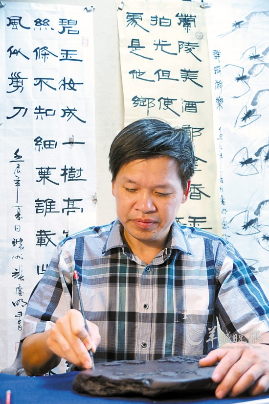 张庆明在创作中