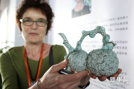 10月15日,一位美国陶艺家在展示自己创作的现代壶艺作品.