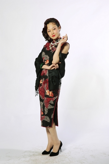 谭卓定妆照,她是饰演女主角顾香兰的女演员之一,根据叶锦添的设计,在