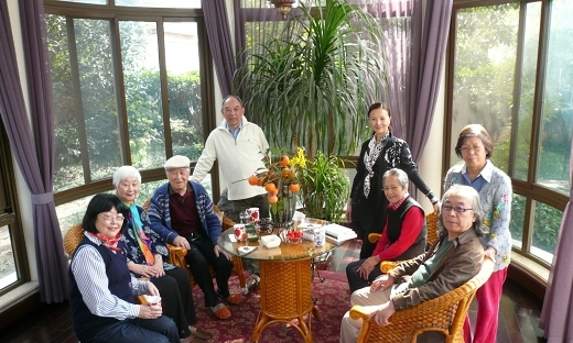 从左自右:程乃珊,卢燕,白桦,程乃珊丈夫严尔纯,周洁,白桦夫人王蓓