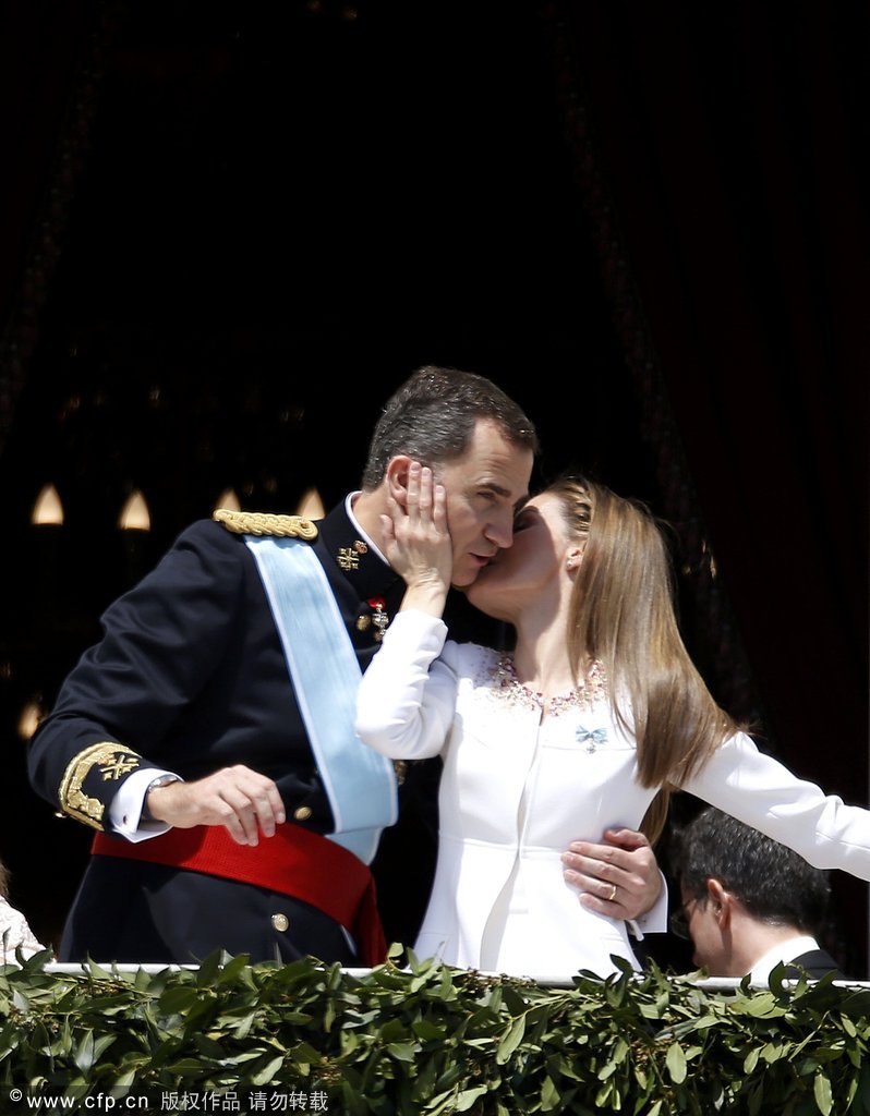 西班牙新国王向民众致意热吻王后秀恩爱