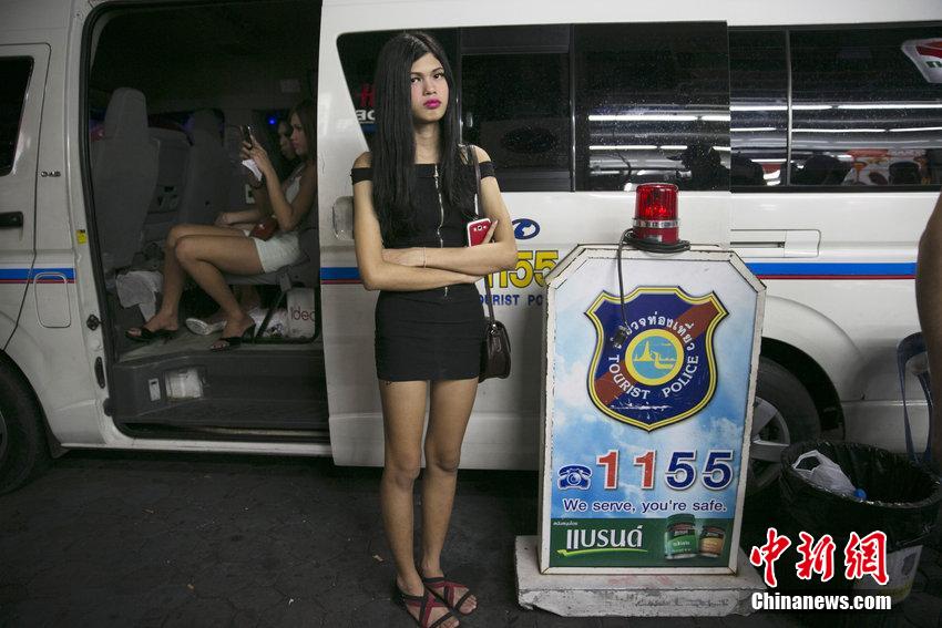 泰国警方红灯区扫黄 当街抓性工作者