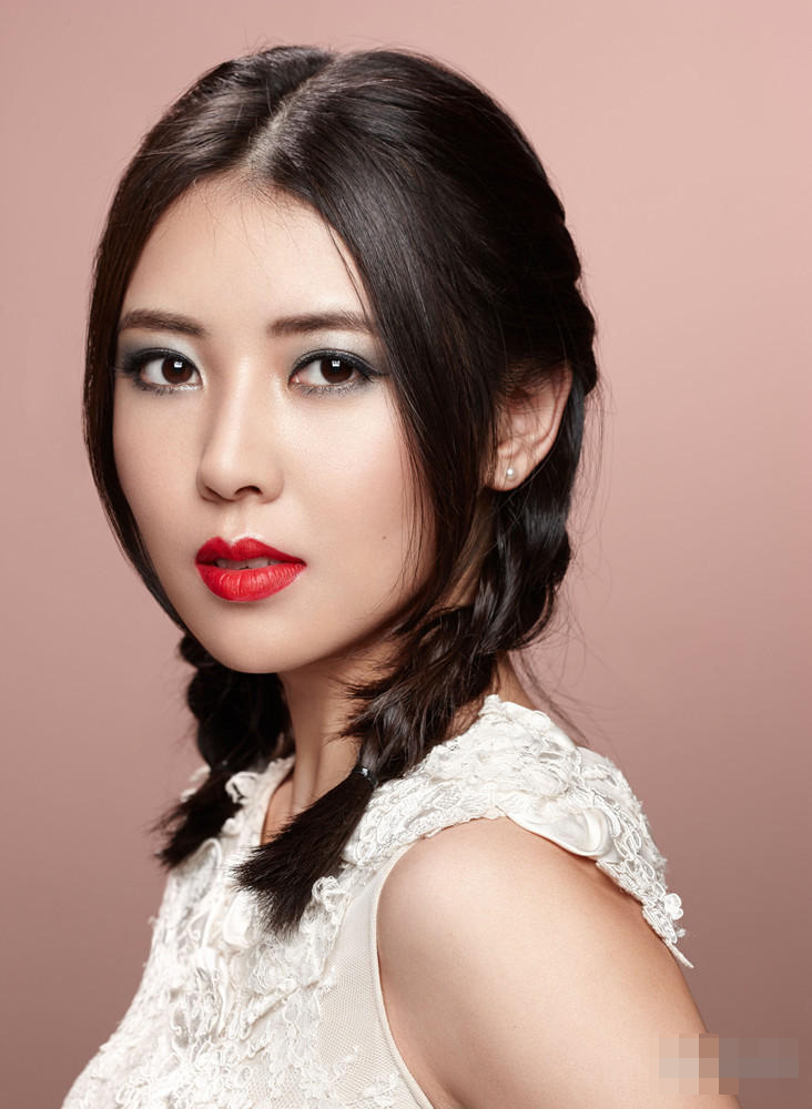黎一萱蓝发红唇惊艳复古头饰点赞