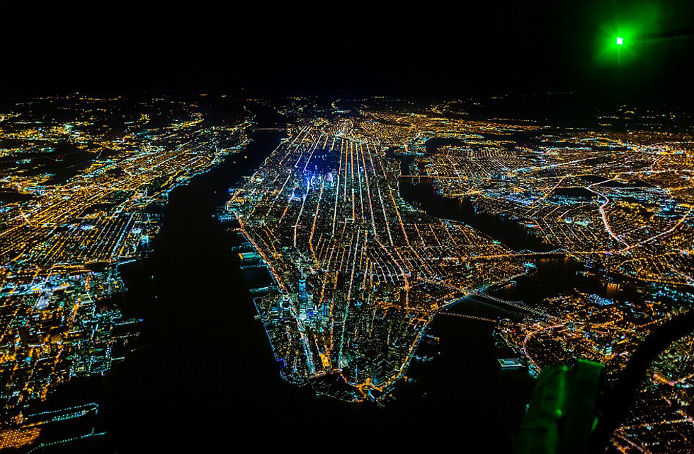 美摄影师两千米高空俯拍大都市绚丽夜景