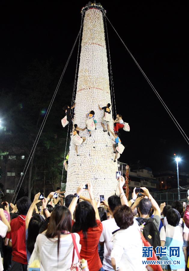 香港抢包山大赛 攀爬用包子"砌成的山"(3/6)