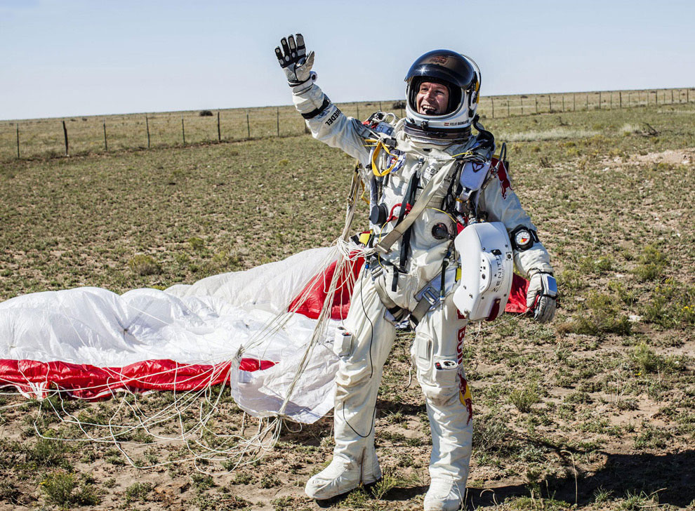 从太空纵身跃向地球的勇者