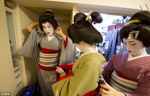 日本唯一男性艺妓演技纯熟受热捧