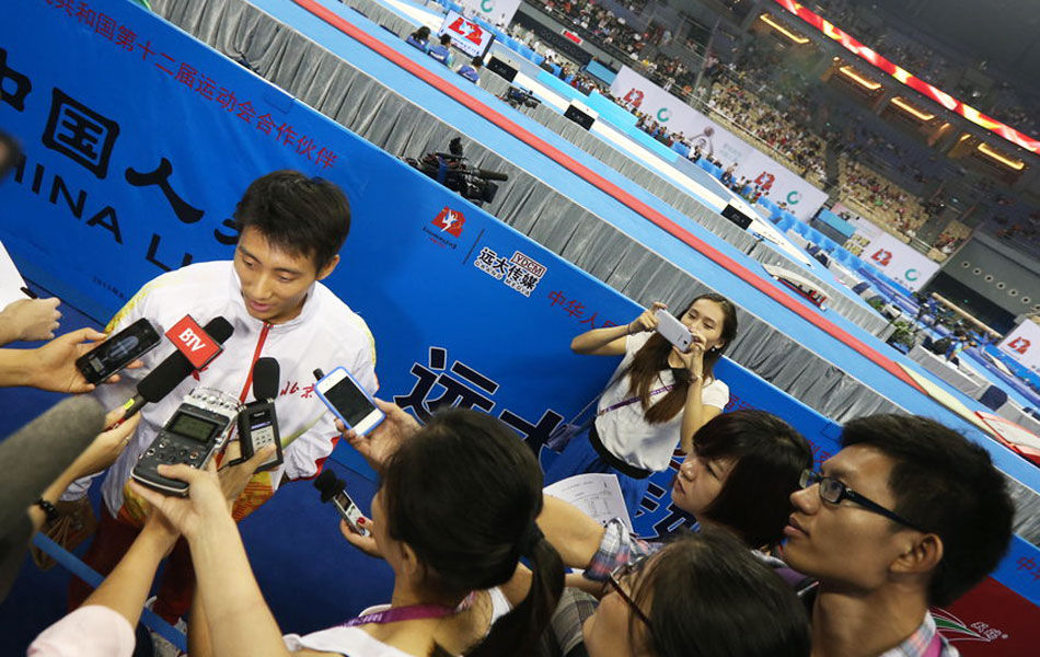 滕海滨张楠场边拥抱大胆秀恩爱