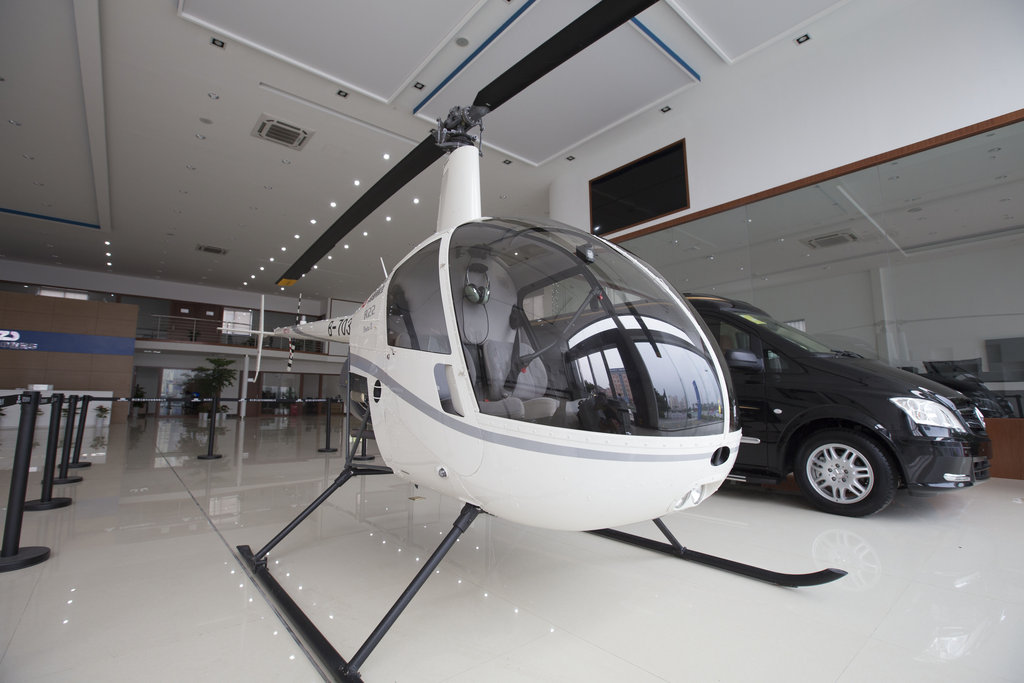 杭州一汽车店里卖直升机 售价270万