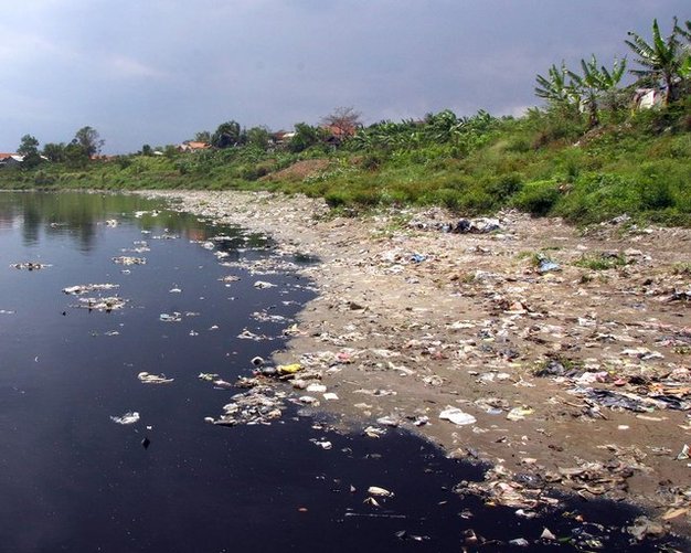 全世界最脏的河流:印尼芝塔龙河