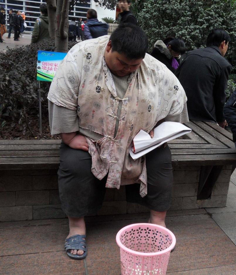 肥胖男乞讨为减肥城管护航