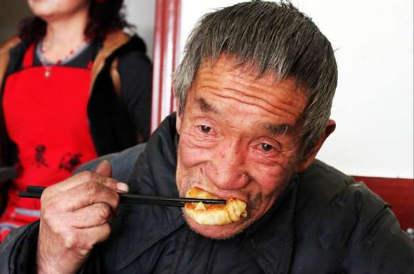 呼和浩特有位露宿街头的倔老头