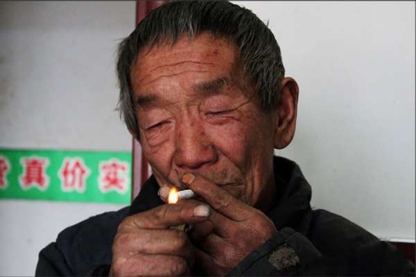 呼和浩特有位露宿街头的倔老头