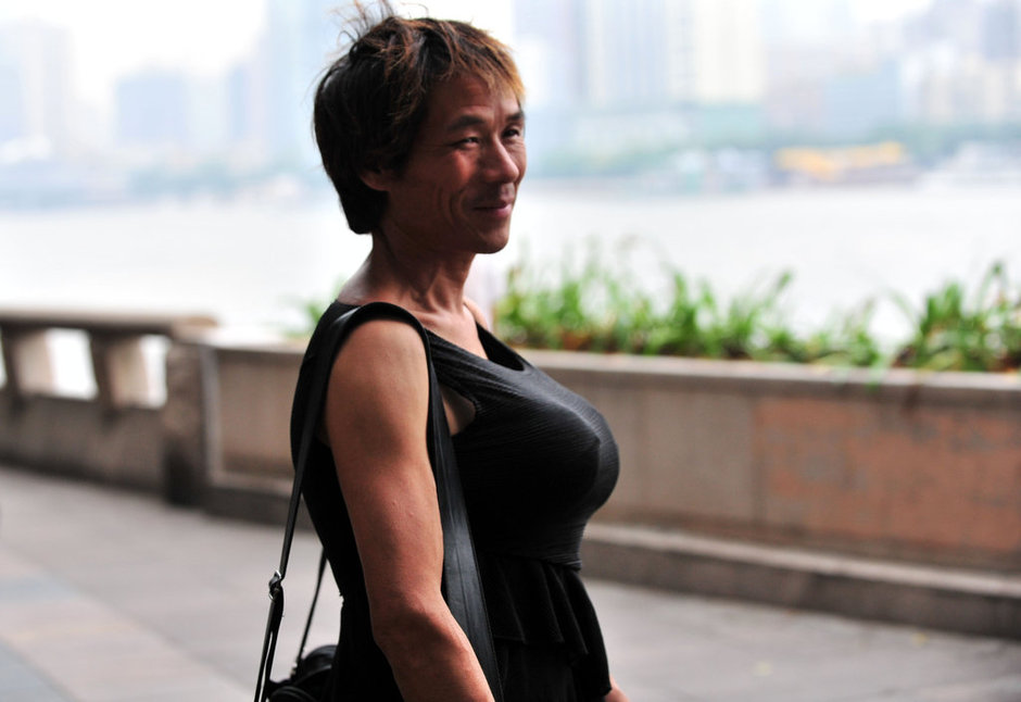 广州街头现"胸"猛伪娘