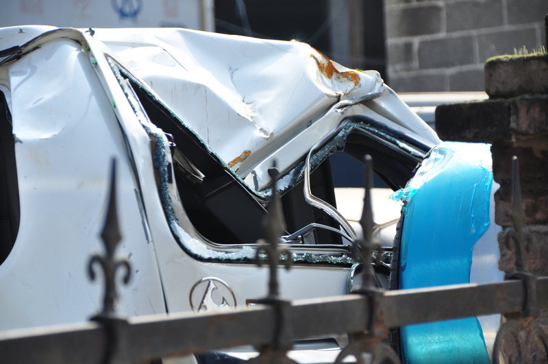 2013年11月15日,湖北宣恩縣,墜河白色獵豹吉普車被打撈上岸,車輛損毀