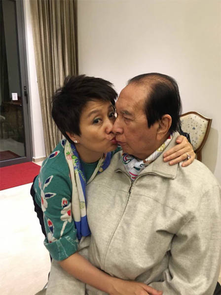 94岁赌王何鸿燊家中办庆生宴 甜吻25岁女儿何超盈