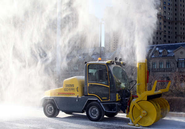 哈尔滨吹风机清雪显奇功