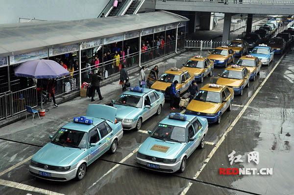 2月25日下午二点,长沙火车南站出租车候车区大量出租车正在拉客
