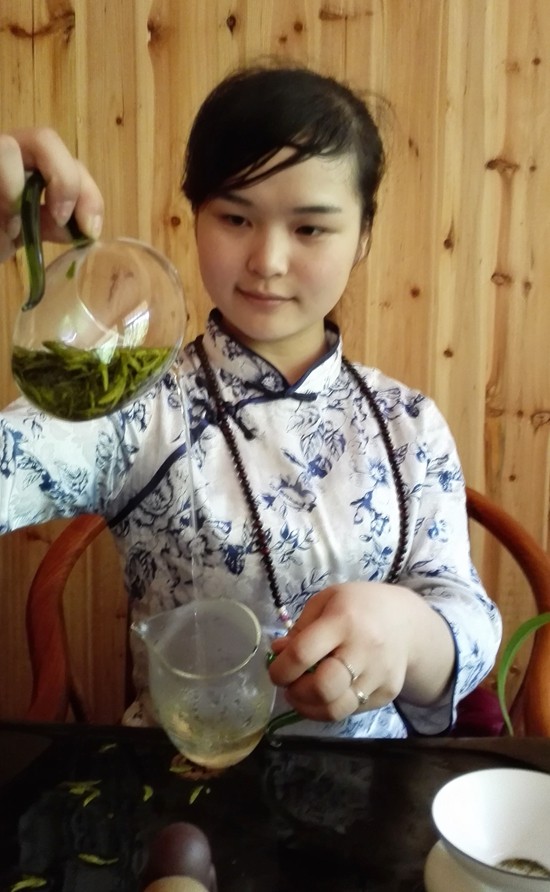 新化渠江源上演惊世浪漫美女湿身练瑜伽