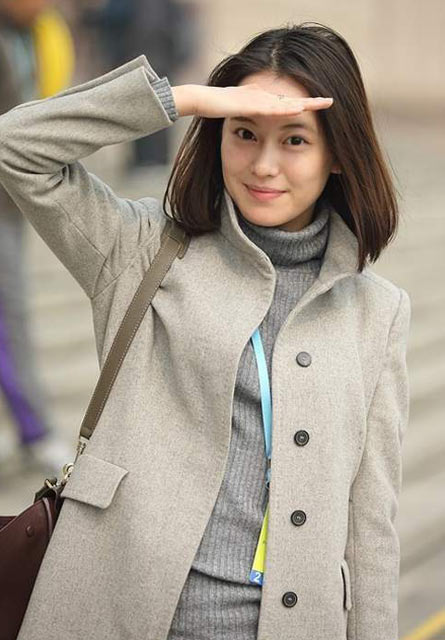 凤凰记者艾楚怡初战两会的凤凰小花