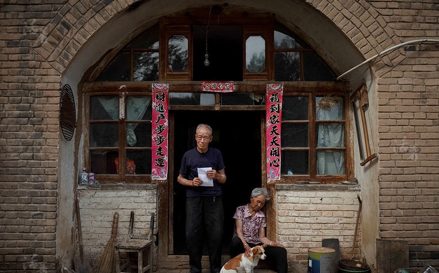 12/17西沟乡,77岁的老周和75岁的老郝一辈子务农,因为和张孝昌带着点