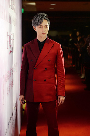 尹正出席盛典颁奖 银发造型亮相红毯引尖叫