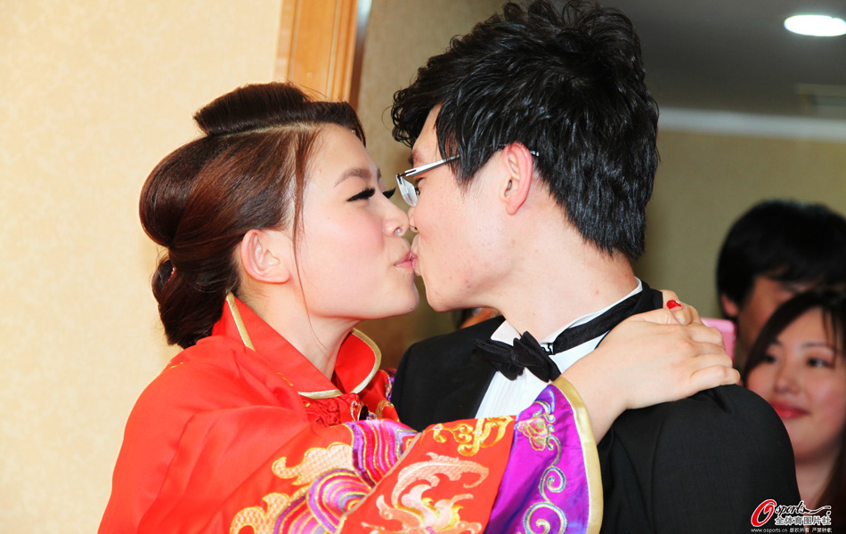 女子冰壶队长王冰玉大婚 博士新郎送大号冰壶